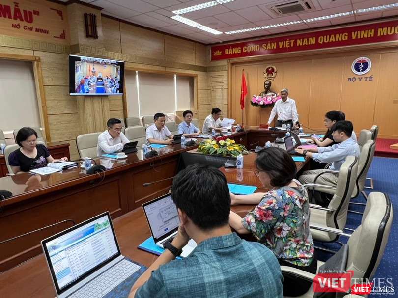 Thứ trưởng Bộ Y tế Nguyễn Trường Sơn chỉ đạo các đơn vị y tế khẩn trương chuẩn bị các biện pháp trước nguy cơ "dịch chồng dịch" (ảnh: Lê Hảo) Thứ trưởng Bộ Y tế Nguyễn Trường Sơn chỉ đạo các đơn vị y tế khẩn trương chuẩn bị các biện pháp trước nguy cơ "dịch chồng dịch" (ảnh: Lê Hảo)