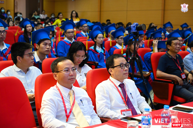 Các đại biểu dự lễ trao bằng tốt nghiệp cho các tân bác sĩ và cử nhân y khoa diễn ra sáng nay, 16/8 Các đại biểu dự lễ trao bằng tốt nghiệp cho các tân bác sĩ và cử nhân y khoa diễn ra sáng nay, 16/8