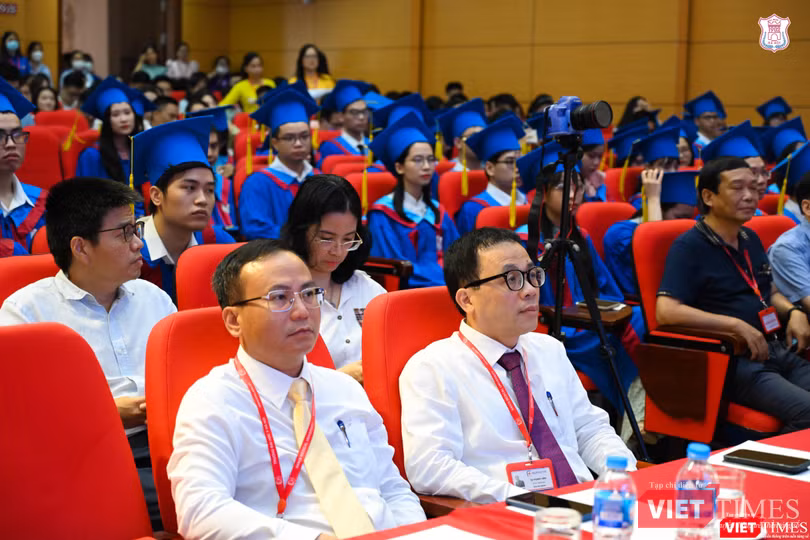 Các đại biểu dự lễ trao bằng tốt nghiệp cho các tân bác sĩ và cử nhân y khoa diễn ra sáng nay, 16/8