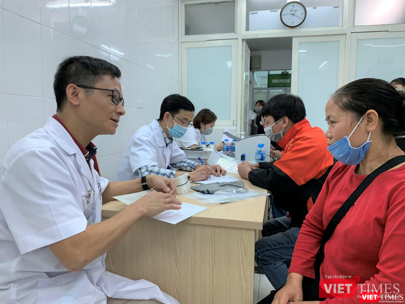 Bác sĩ BV Việt Đức khám và tư vấn cho bệnh nhân Bác sĩ BV Việt Đức khám và tư vấn cho bệnh nhân