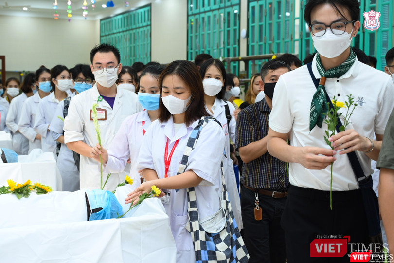 Thầy và trò Trường Đại học Y Hà Nội đặt hoa tưởng niệm "những người thầy thầm lặng” Thầy và trò Trường Đại học Y Hà Nội đặt hoa tưởng niệm "những người thầy thầm lặng”