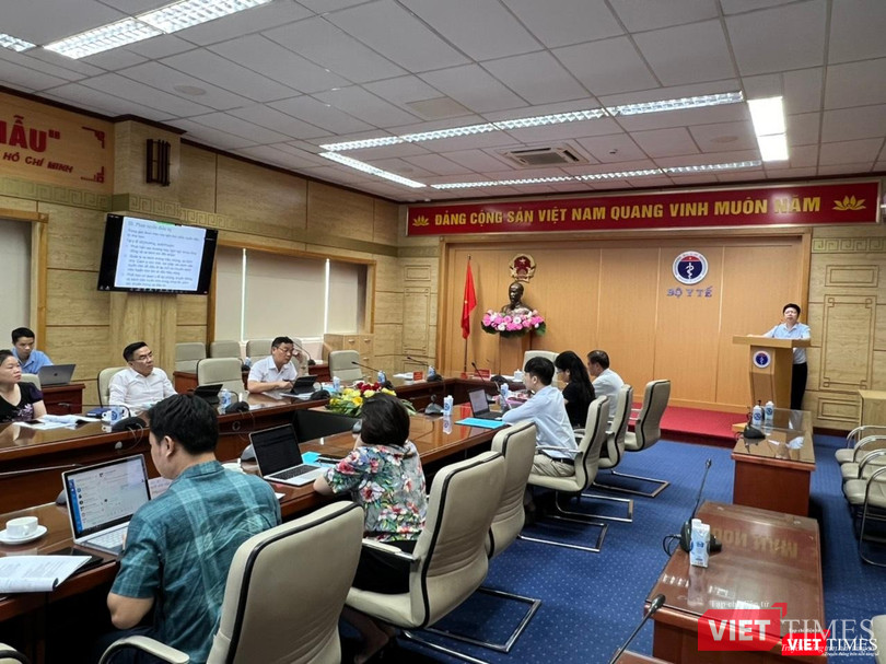 Phó Cục trưởng Cục Quản lý KCB Nguyễn Trọng Khoa báo cáo các phương án ứng phó với dịch đậu mùa khỉ và dịch cúm A (ảnh: Lê Hảo) Phó Cục trưởng Cục Quản lý KCB Nguyễn Trọng Khoa báo cáo các phương án ứng phó với dịch đậu mùa khỉ và dịch cúm A (ảnh: Lê Hảo)