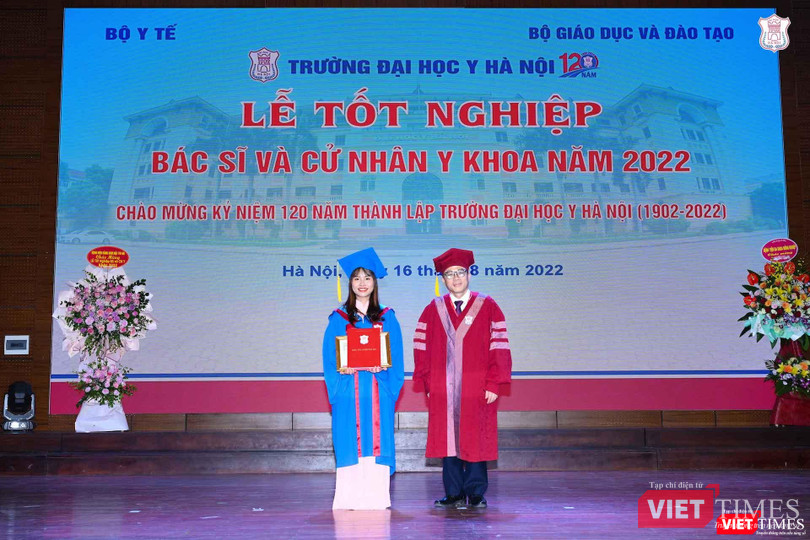 GS.TS.NGND. Tạ Thành Văn – Bí thư Đảng ủy, Chủ tịch Hội đồng Trường Đại học Y Hà Nội - trao giấy khen và phần thưởng cho sinh là thủ khoa của khóa học và công tác tốt toàn khóa GS.TS.NGND. Tạ Thành Văn – Bí thư Đảng ủy, Chủ tịch Hội đồng Trường Đại học Y Hà Nội - trao giấy khen và phần thưởng cho sinh là thủ khoa của khóa học và công tác tốt toàn khóa