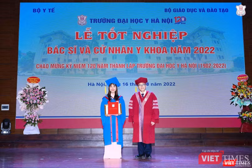 GS.TS.NGND. Tạ Thành Văn – Bí thư Đảng ủy, Chủ tịch Hội đồng Trường Đại học Y Hà Nội - trao giấy khen và phần thưởng cho sinh là thủ khoa của khóa học và công tác tốt toàn khóa