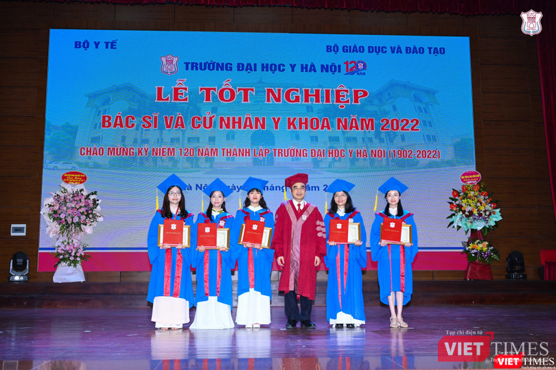 GS.TS. Nguyễn Hữu Tú – Hiệu trưởng Trường Đại học Y Hà Nội - trao giấy khen và phần thưởng cho các sinh viên là thủ khoa ngành và công tác tốt toàn khoa GS.TS. Nguyễn Hữu Tú – Hiệu trưởng Trường Đại học Y Hà Nội - trao giấy khen và phần thưởng cho các sinh viên là thủ khoa ngành và công tác tốt toàn khoa