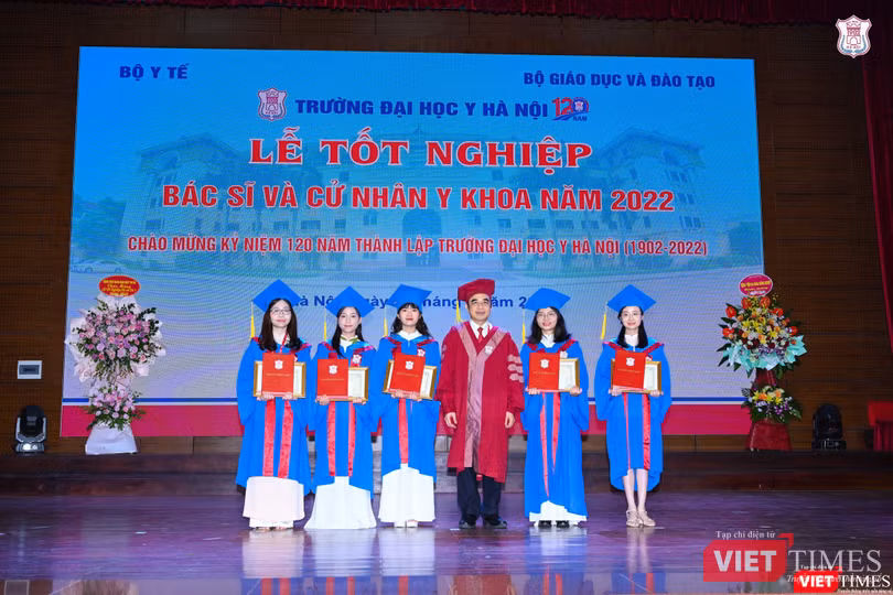 GS.TS. Nguyễn Hữu Tú – Hiệu trưởng Trường Đại học Y Hà Nội - trao giấy khen và phần thưởng cho các sinh viên là thủ khoa ngành và công tác tốt toàn khoa