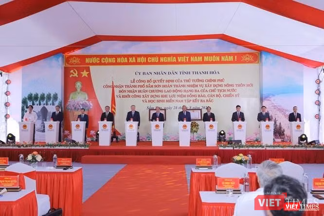 Chủ tịch nước Nguyễn Xuân Phúc cùng các đại biểu ấn nút khởi công xây dựng Khu lưu niệm đồng bào, cán bộ, chiến sỹ, học sinh miền Nam tập kết ra Bắc Chủ tịch nước Nguyễn Xuân Phúc cùng các đại biểu ấn nút khởi công xây dựng Khu lưu niệm đồng bào, cán bộ, chiến sỹ, học sinh miền Nam tập kết ra Bắc