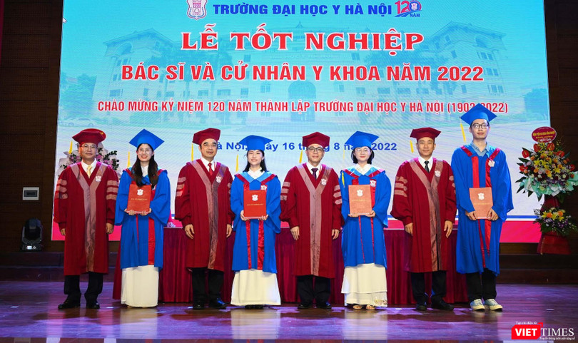 GS.TS.NGND. Tạ Thành Văn – Bí thư Đảng ủy, Chủ tịch Hội đồng Trường Đại học Y Hà Nội và Ban Giám hiệu Trường Đại học Y Hà Nội trao bằng tốt nghiệp cho các tân bác sĩ và cử nhân y khoa 