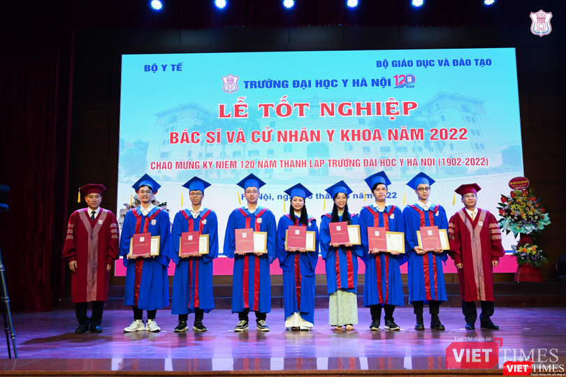 Hai Phó Hiệu trưởng Trường Đại học Y Hà Nội, GS.TS. Đoàn Quốc Hưng và Ths. Phạm Xuân Thắng, trao giấy khen và phần thưởng cho các sinh viên giỏi và công tác tốt toàn khóa Hai Phó Hiệu trưởng Trường Đại học Y Hà Nội, GS.TS. Đoàn Quốc Hưng và Ths. Phạm Xuân Thắng, trao giấy khen và phần thưởng cho các sinh viên giỏi và công tác tốt toàn khóa