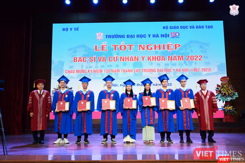 Hai Phó Hiệu trưởng Trường Đại học Y Hà Nội, GS.TS. Đoàn Quốc Hưng và Ths. Phạm Xuân Thắng, trao giấy khen và phần thưởng cho các sinh viên giỏi và công tác tốt toàn khóa