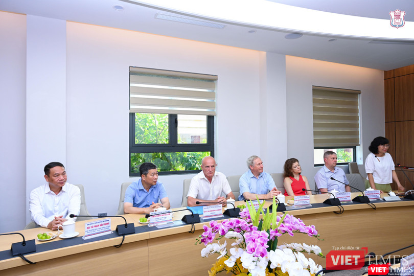 Các nhà khoa học Nga tại buổi ký kết Các nhà khoa học Nga tại buổi ký kết