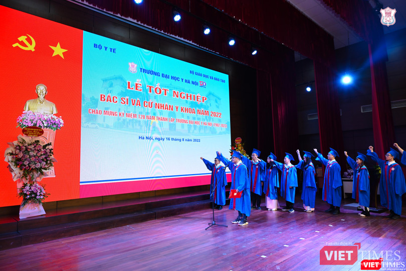 Đại diện các tân bác sĩ và cử nhân y khoa đọc lời thề trước khi nhận bằng tốt nghiệp Đại diện các tân bác sĩ và cử nhân y khoa đọc lời thề trước khi nhận bằng tốt nghiệp