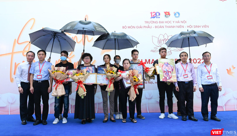 Ban Giám hiệu Trường Đại học Y Hà Nội tri ân các gia đình có người thân hiến thân thể cho y học