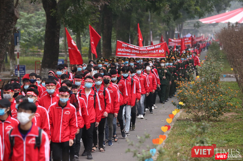 Hàng ngàn sinh viên tham gia diễu hành ủng hộ ngày Chủ nhật Đỏ
