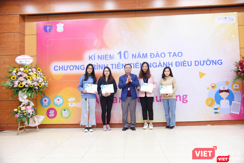Ban Giám hiệu Trường Đại học Y Hà Nội trao thưởng cho các tập thể và cá nhân xuất sắc Ban Giám hiệu Trường Đại học Y Hà Nội trao thưởng cho các tập thể và cá nhân xuất sắc
