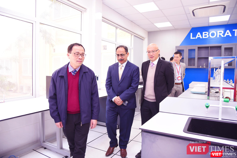 Các đại biểu tham quan phòng Lab