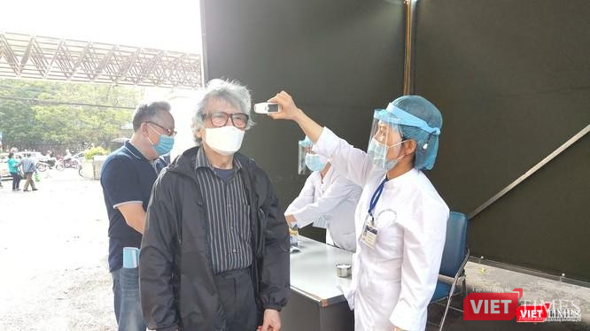 Kiểm tra thân nhiệt cho người dân (ảnh: Minh Thuý)