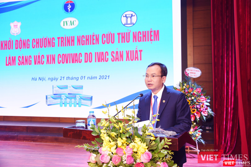 Ông Phạm Xuân Thắng - Phó Hiệu trưởng Trường Đại học Y Hà Nội báo cáo công tác chuẩn bị cơ sở vật chất cho việc thử nghiệm lâm sàng