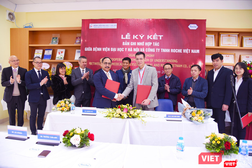 Lễ ký kết biên bản ghi nhớ hợp tác giữa Bệnh viện Đại học Y Hà Nội với Công ty TNHH Roche Việt Nam