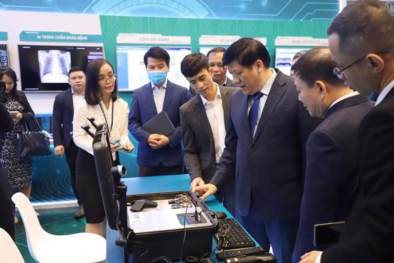 Bộ trưởng Bộ Y tế Nguyễn Thanh Long thăm triển lãm các gian hàng của các doanh nghiệp về các ứng dụng CNTT trong CĐS quốc gia. Bộ trưởng Bộ Y tế Nguyễn Thanh Long thăm triển lãm các gian hàng của các doanh nghiệp về các ứng dụng CNTT trong CĐS quốc gia.