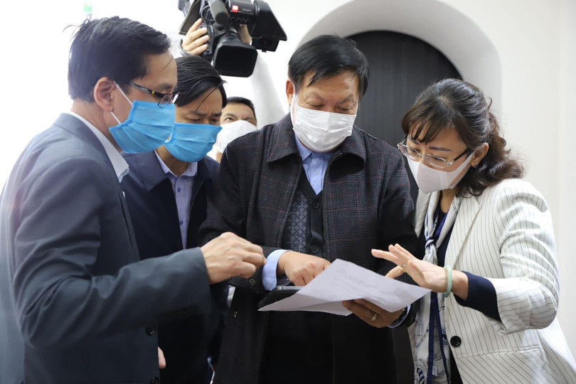 Thứ trưởng Bộ Y tế Đỗ Xuân Tuyên (người cầm giấy) trực tiếp kiểm tra công tác phòng, chống dịch ở Lào Cai Thứ trưởng Bộ Y tế Đỗ Xuân Tuyên (người cầm giấy) trực tiếp kiểm tra công tác phòng, chống dịch ở Lào Cai