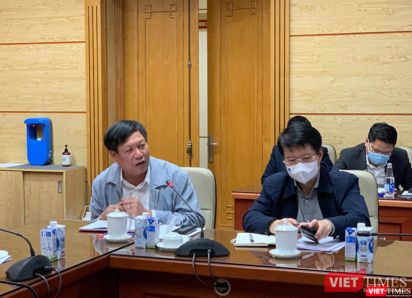 Thứ trưởng Bộ Y tế Đỗ Xuân Tuyên (bên trái) chỉ đạo 2 tỉnh cần thực hiện nghiêm Chỉ thị 15 của Chính phủ