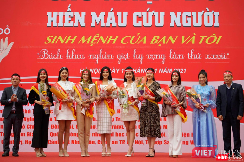 Các nghệ sĩ, người đẹp tham gia Chủ nhật Đỏ 2021