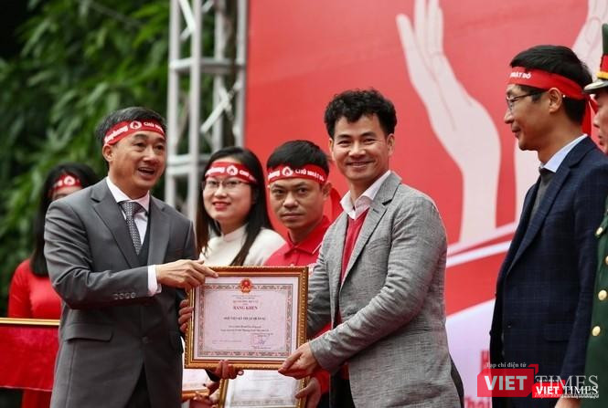 NSƯT Xuân Bắc đã được Thứ trưởng Bộ Y tế Trần Văn Thuấn tặng Bằng khen của Bộ Y tế