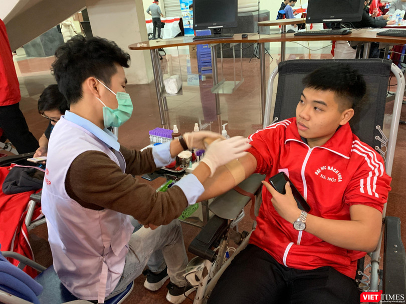 Các bạn trẻ tình nguyện tham gia hiến máu