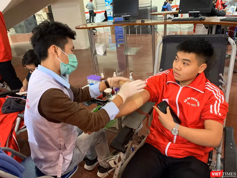 Các bạn trẻ tình nguyện tham gia hiến máu