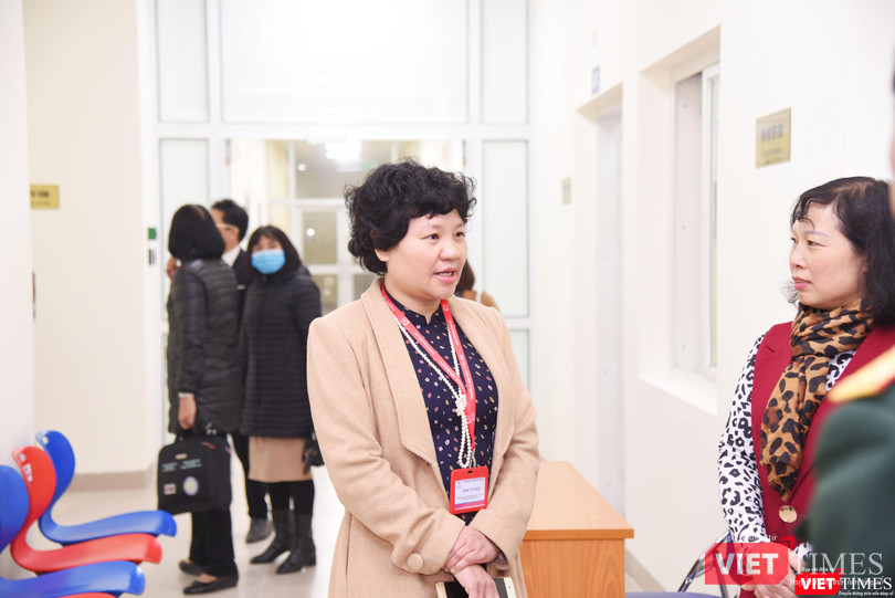 PGS. TS. Phạm Thị Vân Anh - Giám đốc Trung tâm Dược lý lâm sàng (bên trái)