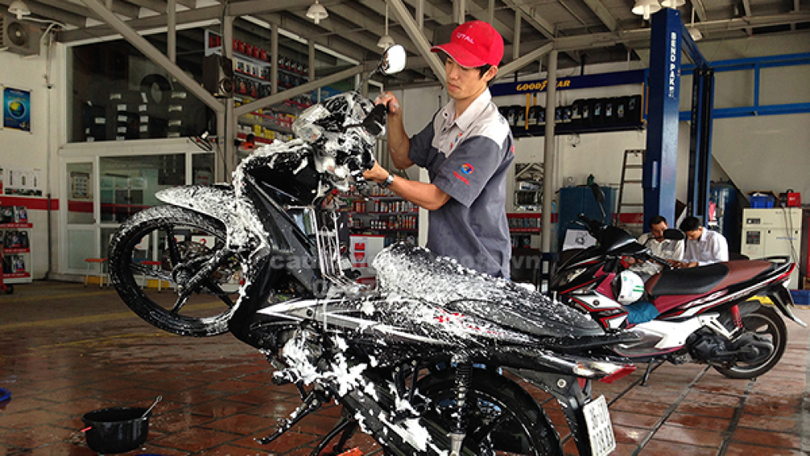 Một số người có thể chưa biết tại sao phải đợi xe nguội và làm thế nào mà xe có thể hỏng khi bản thân chỉ cần phun nước