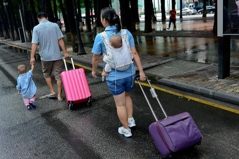 Một cặp vợ chồng đi dạo với con ở Đông Quan, tỉnh Quảng Đông, 2013. Ảnh: People Visual Một cặp vợ chồng đi dạo với con ở Đông Quan, tỉnh Quảng Đông, 2013. Ảnh: People Visual