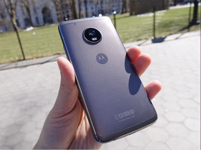 9 smartphone 2017 “vừa túi tiền” của bạn ảnh 1