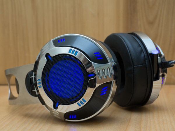 Mặt ngoài củ tai được bọc thêm lớp lưới kim loại trông cứng cáp.