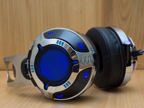 Mặt ngoài củ tai được bọc thêm lớp lưới kim loại trông cứng cáp.