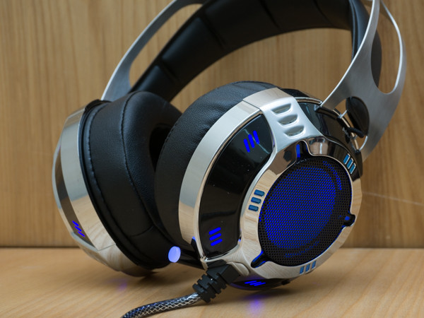 Soundmax AH-319 cũng sử dụng đèn nềnLED tông màu xanh nhã nhặn.