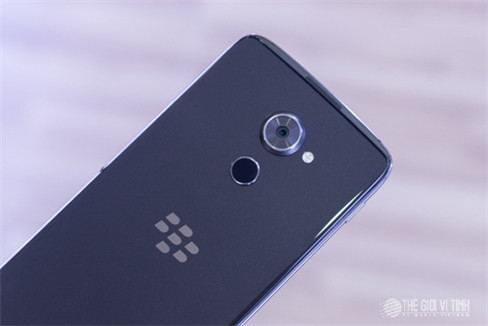 Cận cảnh smartphone BlackBerry DTEK60