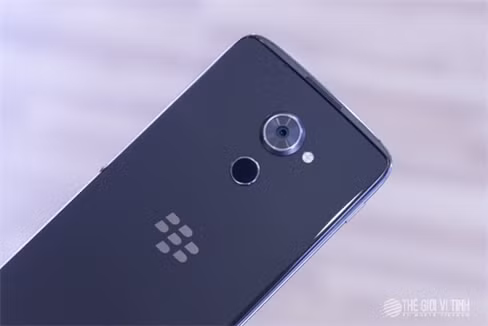 Cận cảnh smartphone BlackBerry DTEK60