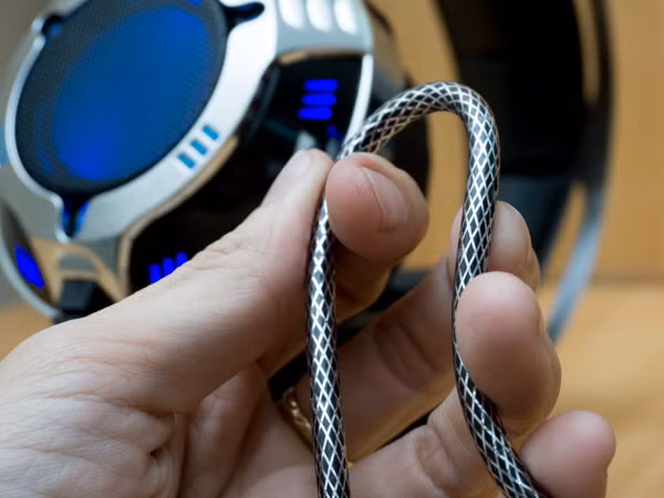 Tuy nhiên, cáp tín hiệu âm thanh vẫn còn khá nặng.