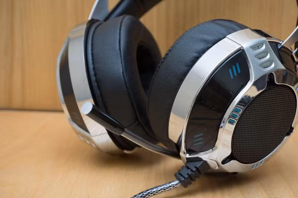 Micro tích hợp có thể giấu gọn vào trong củ tai tựa như vài sản phẩm của SteelSeries.