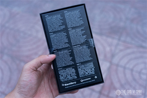 Cận cảnh smartphone BlackBerry DTEK60