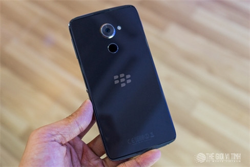 Cận cảnh smartphone BlackBerry DTEK60