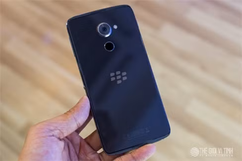 Cận cảnh smartphone BlackBerry DTEK60