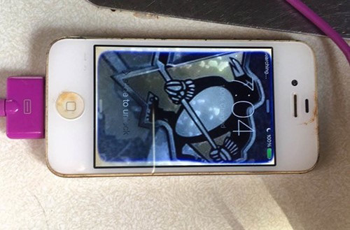 Khó tin iPhone 4 'sống' hơn 1 năm dưới đáy hồ ảnh 2