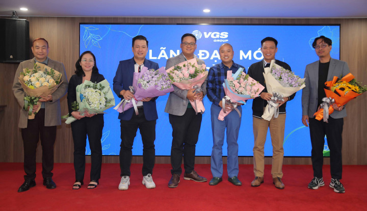 Ban lãnh đạo mới và cũ của VGS Group.