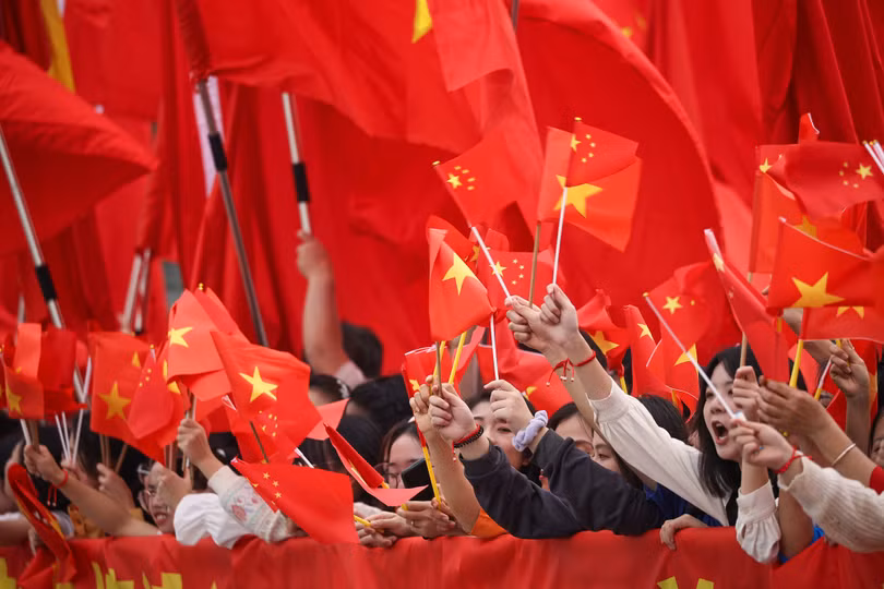 Đông đảo cán bộ, nhân viên Đại sứ quán Trung Quốc tại Việt Nam; đại diện các tầng lớp nhân dân Việt Nam và người Trung Quốc tại Việt Nam nồng nhiệt chào đón Tổng Bí thư, Chủ tịch nước Tập Cận Bình, Phu nhân và Đoàn đại biểu Trung Quốc - Ảnh: VGP/Nhật Bắc