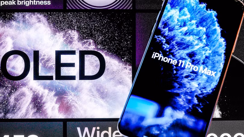 iPhone 11 Pro Max của Apple được trang bị màn hình OLED. Ảnh: Nikkei Asian Review