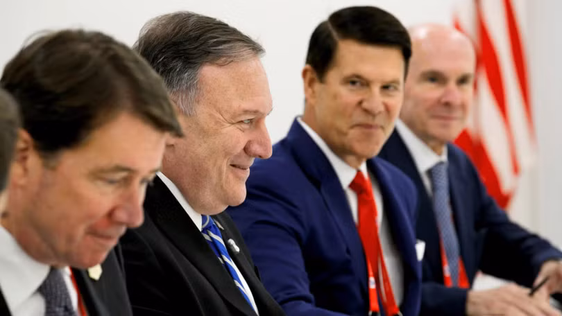 Ông Keith Krach (thứ hai từ phải sang) đóng một vai trò quan trọng trong các nỗ lực của Hoa Kỳ nhằm tăng cường an ninh kinh tế và độc lập với Trung Quốc. (Ảnh: Nikkei Asian Review)