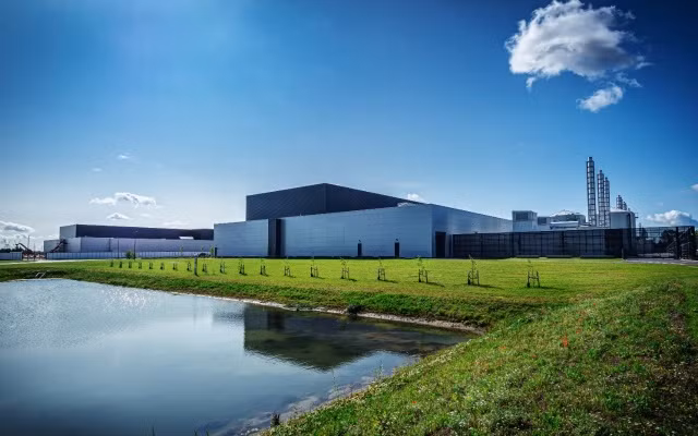 Một trung tâm dữ liệu của Facebook. Ảnh: Engadget